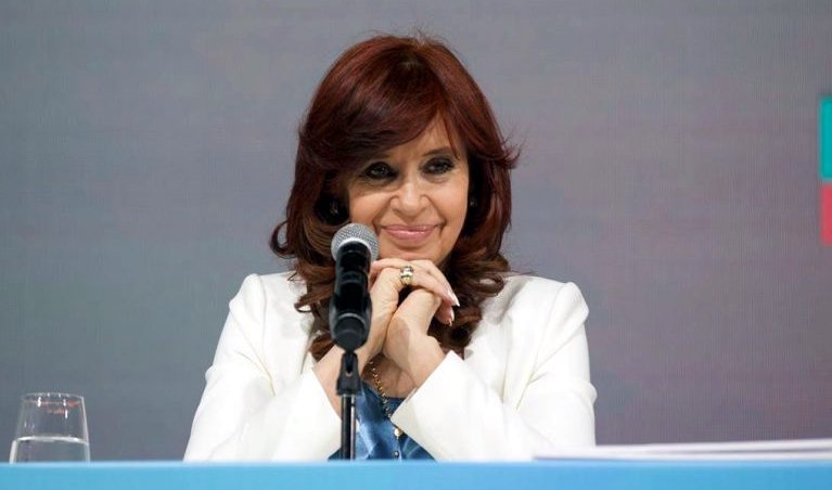 CFK sonríe