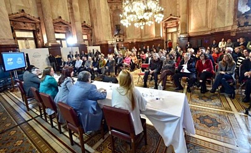 Cristina Fernández de Kirchner hablando a los senadores y diputados del FdT