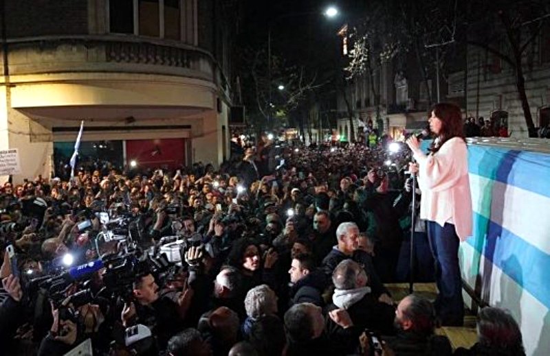 Cristina Fernández de Kirchner hablando a la multitud frente a su casa