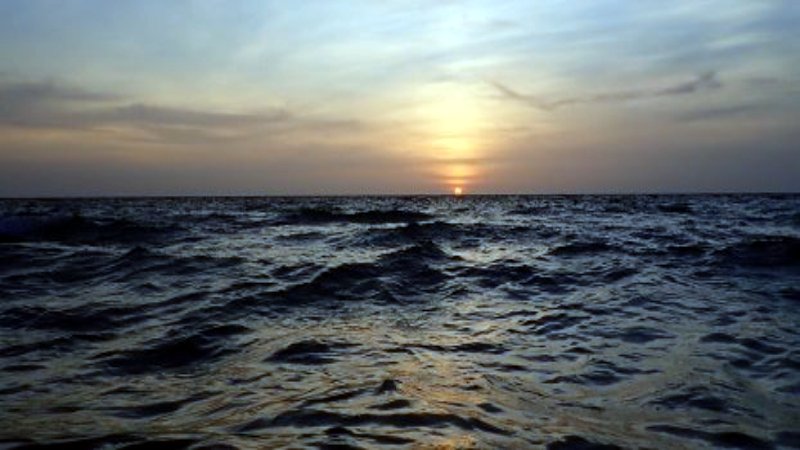 El horizonte en el mar con el sol al final
